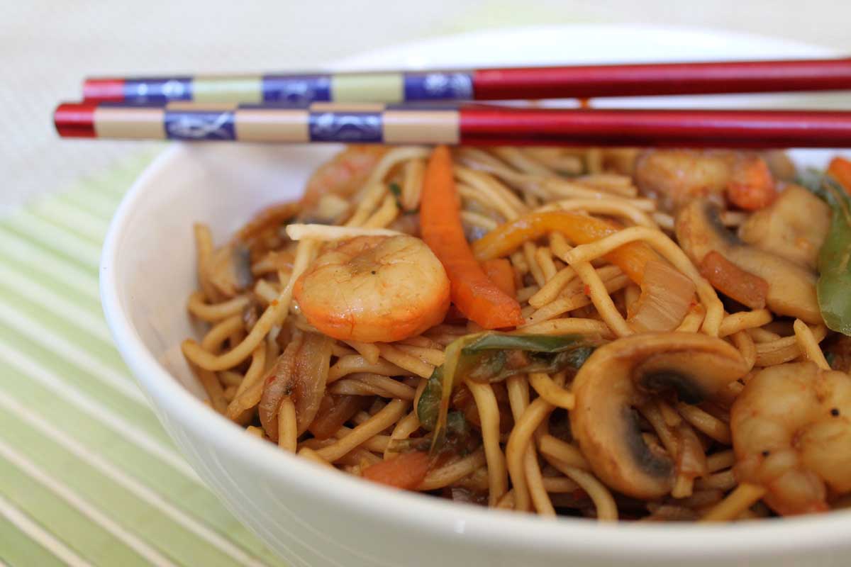 wok de fideos chinos con gambas Chow mein Noodles