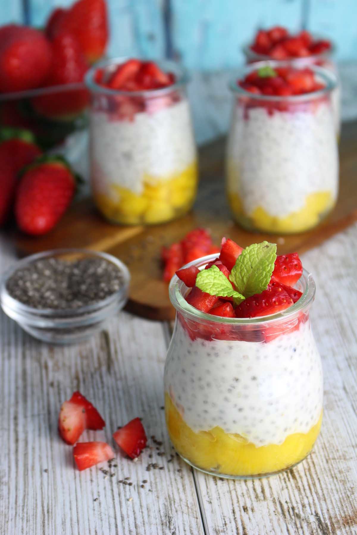 Pudding de chía con yogur sin lactosa, fresas y mango