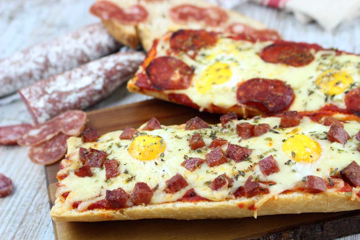 Panini casero o pan pizza de fuet y chorizo con huevos de codorniz sin lactosa