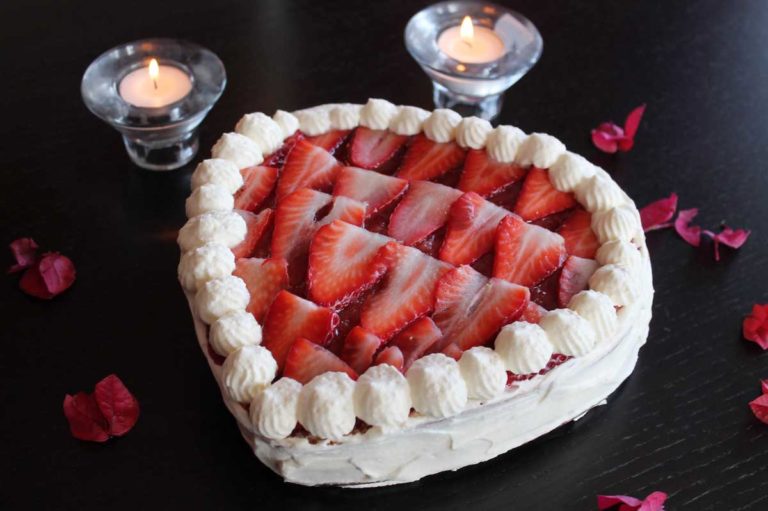 Tarta corazón de San Valentín de nata y fresas sin lactosa