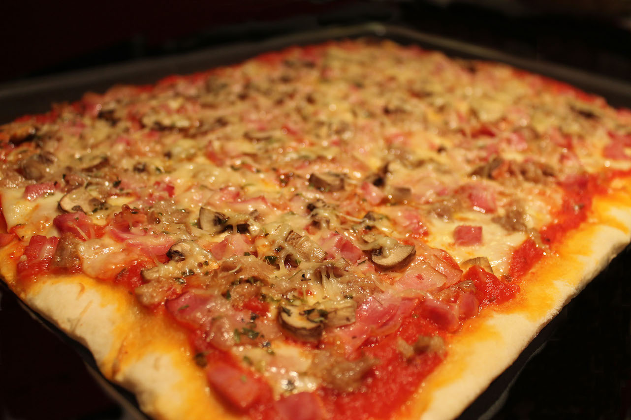 Pizza Michelangelo sin lactosa de jamón, bancon, atún y champiñones