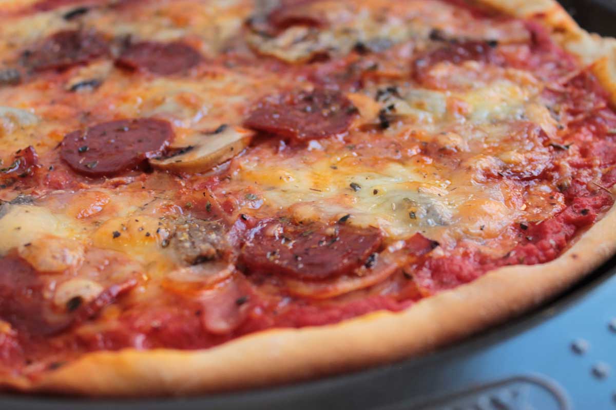Pizza masa con pepperoni sin lactosa