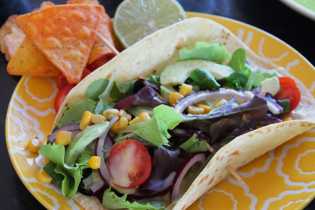 Tacos vegetarianos de aguacate con vinagreta de mostaza y lima