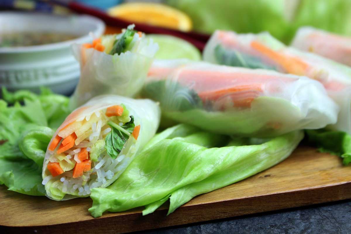 Rollitos vietnamitas vegetales con papel de arroz y verduras y salsa oriental
