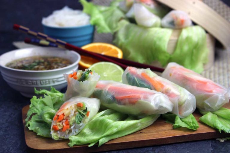 Rollitos vietnamitas vegetales con papel de arroz y verduras y salsa oriental