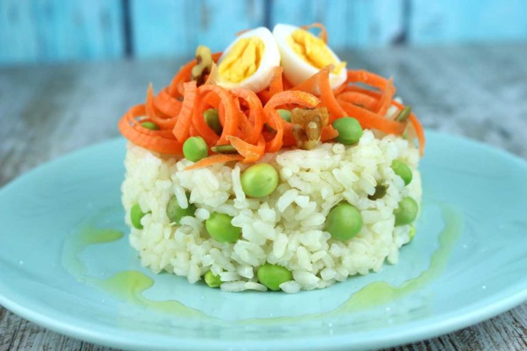 Ensalada de arroz con zanahorias, guisantes frescos y huevos de codorniz