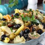 Ensalada de pasta con atún, aceitunas y menta