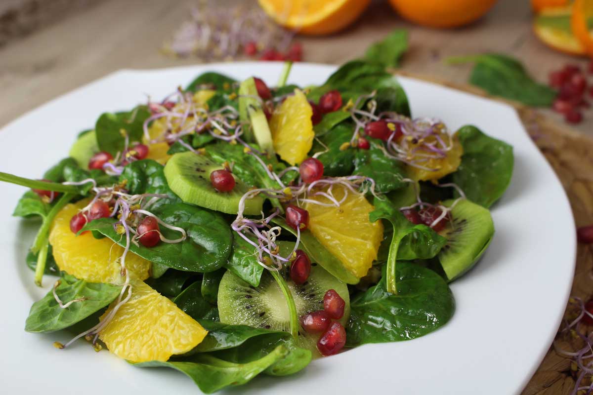 Ensalada detox de espinacas, fruta y germinados