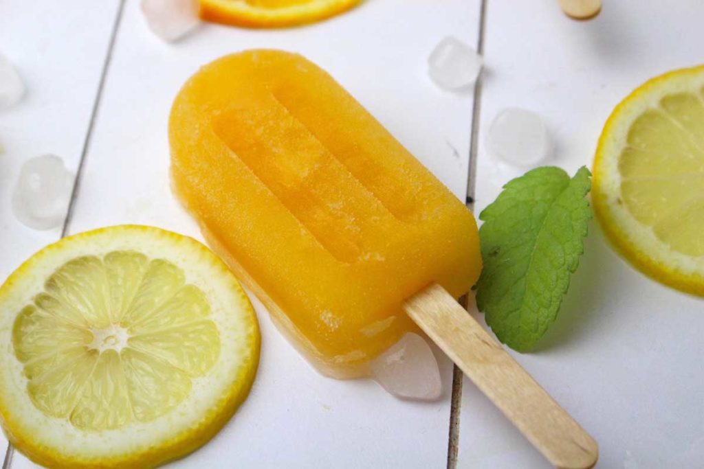 Polos de hielo de limón y de naranja