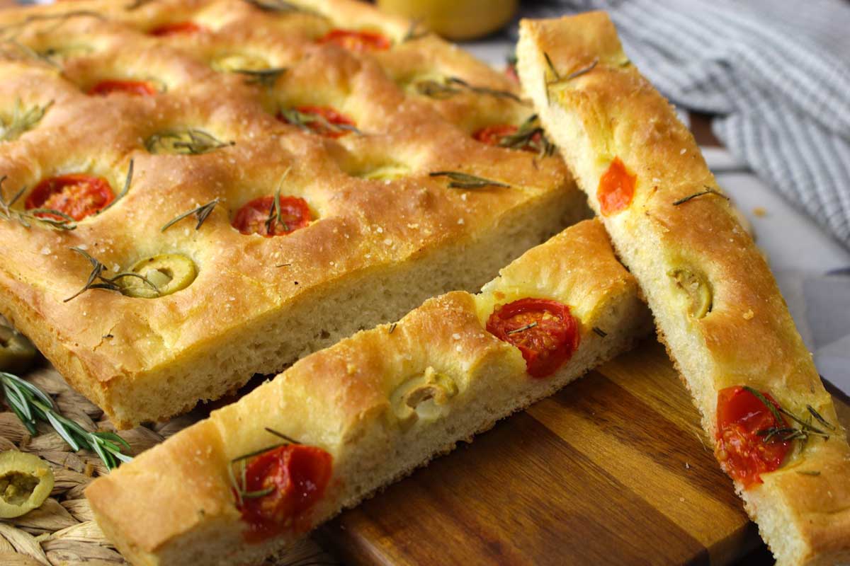 Focaccia casera italiana de tomate y aceitunas