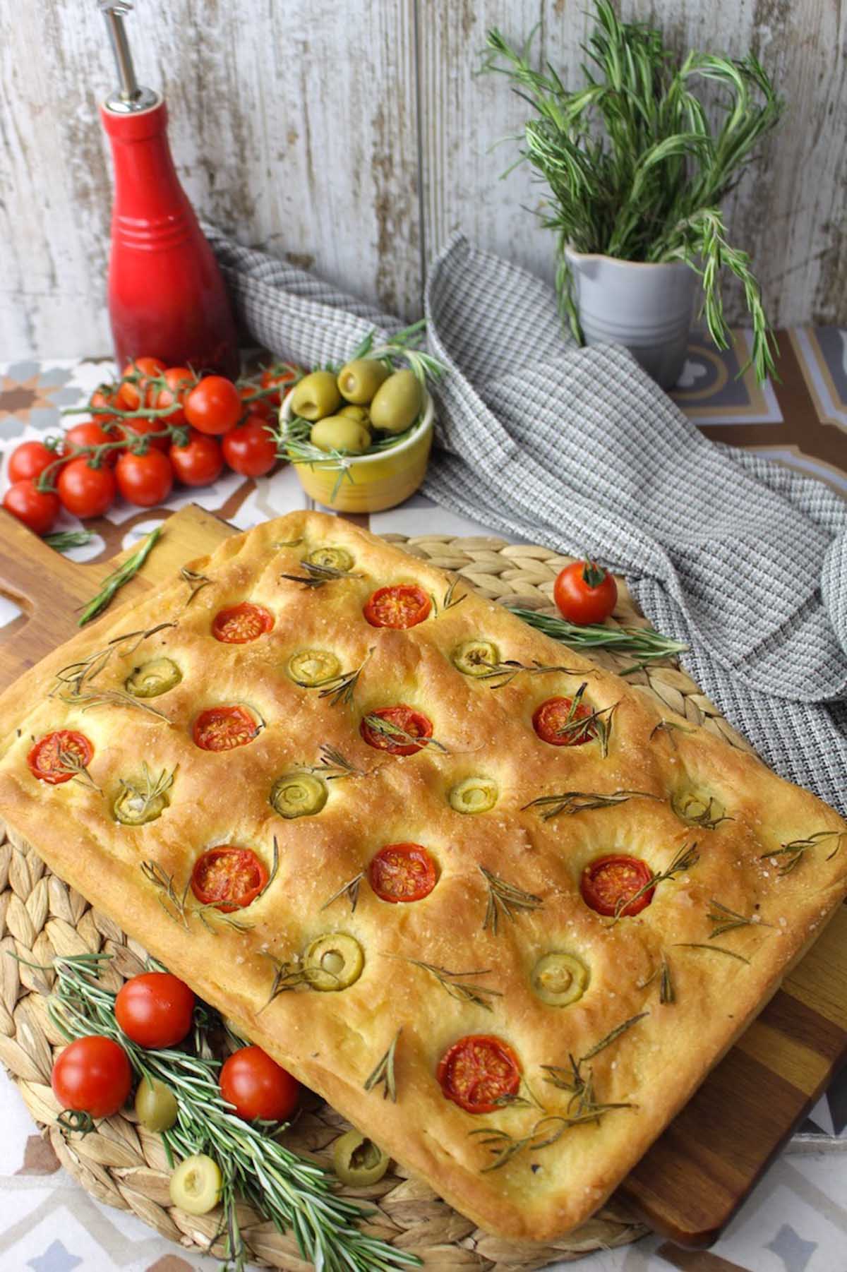 Focaccia casera italiana de tomate y aceitunas