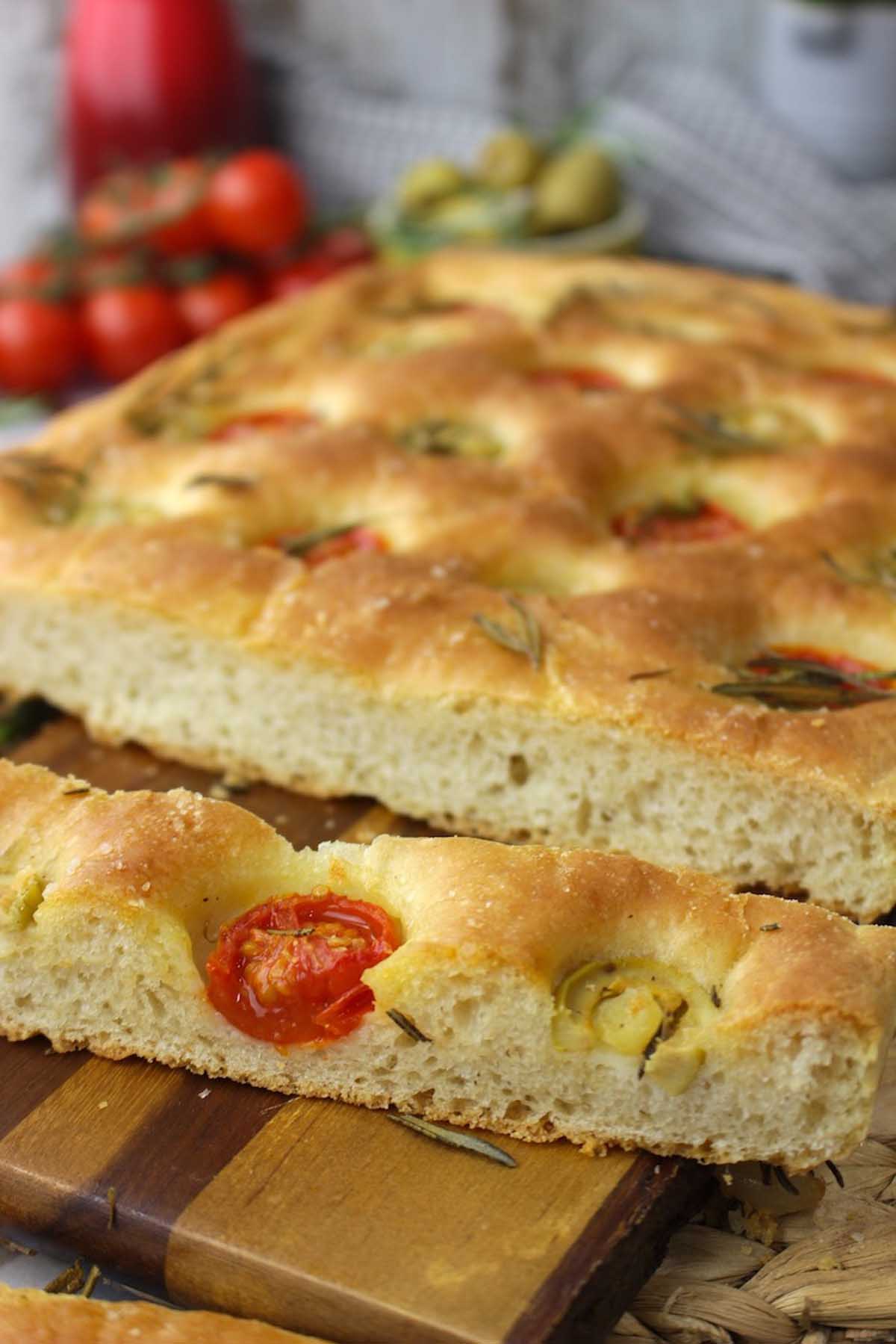 Focaccia casera italiana de tomate y aceitunas