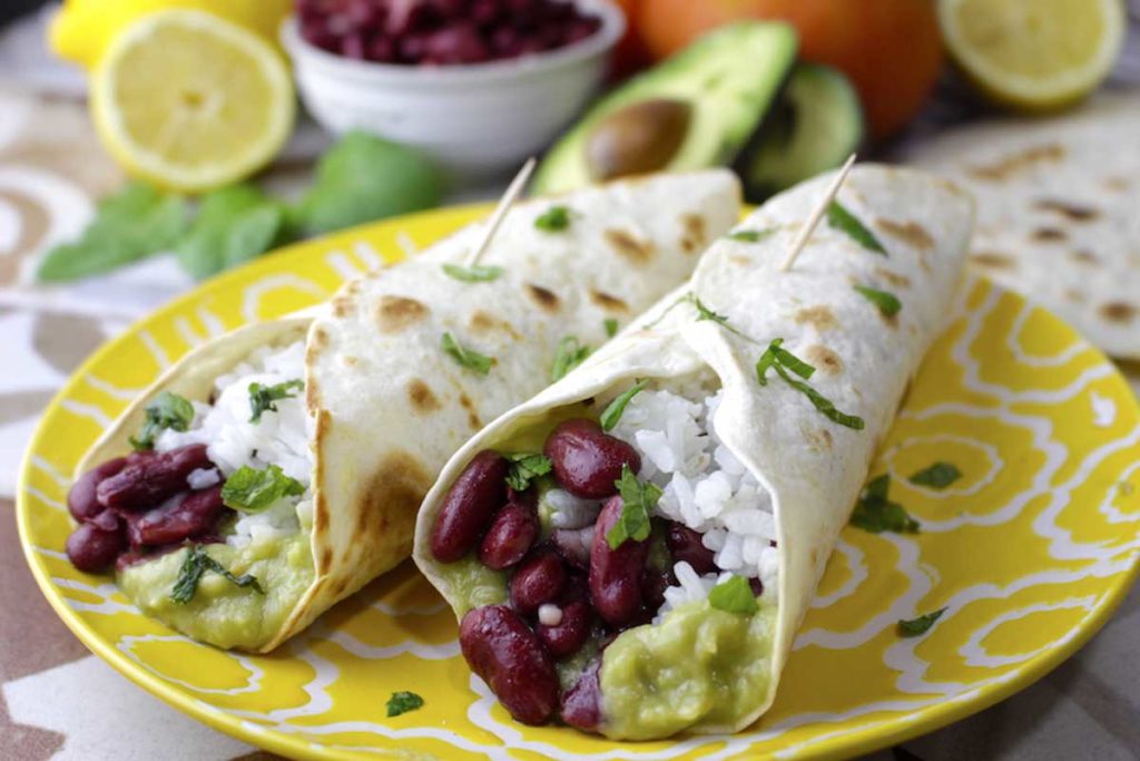 Burritos vegetarianos de arroz y frijoles con guacamole y menta