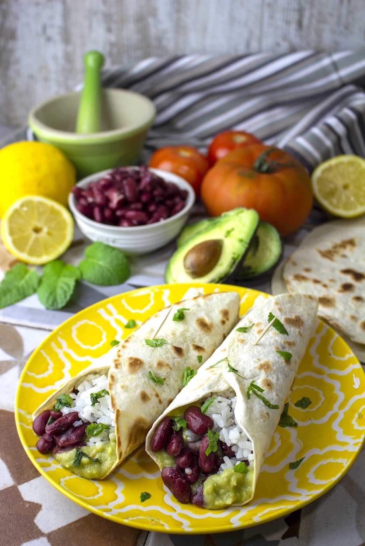 Burritos vegetarianos de arroz y frijoles con guacamole y menta