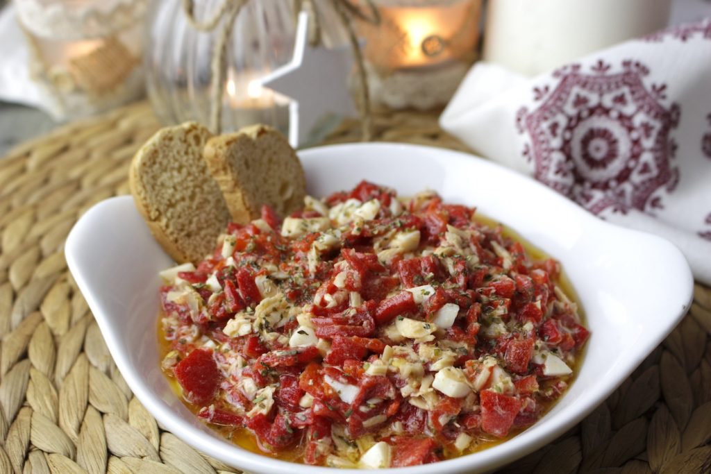 Ensalada de pimientos asados, atún o bonito y huevo aliñados Recetas