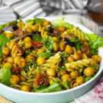 Ensalada de garbanzos especiados asados y pasta con tomates secos