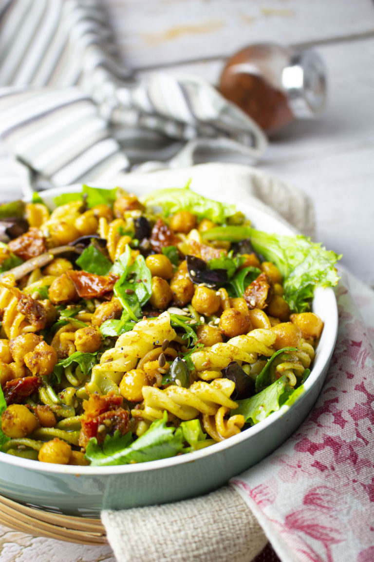 Ensalada de garbanzos especiados al horno, pasta y tomates secos