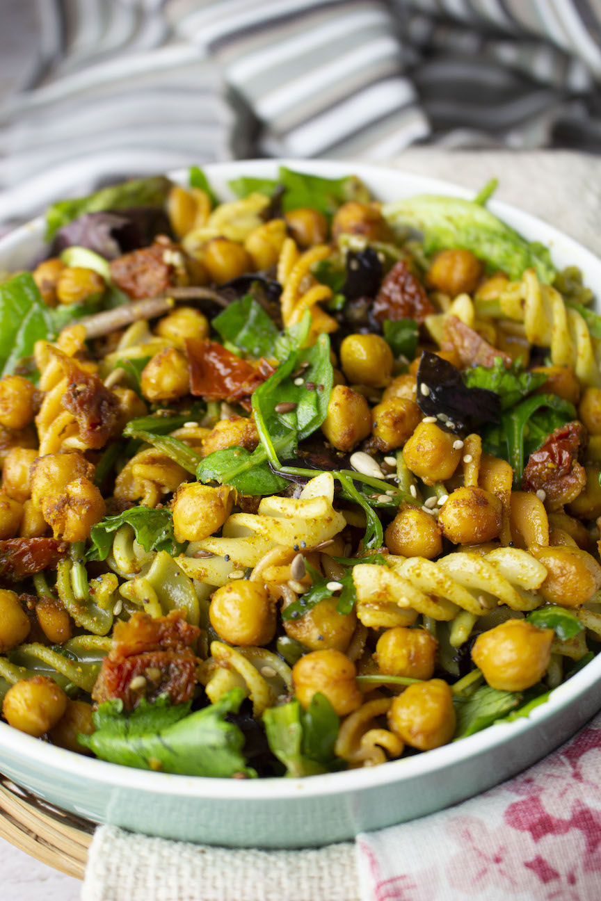 Ensalada de garbanzos especiados al horno, pasta y tomates secos