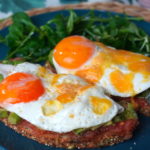 Tostas de aguacate, tomate y huevo a la plancha